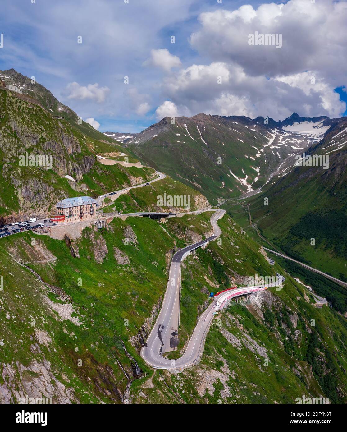 Vista aerea della strada alpina attraverso il Passo Furka, Svizzera Foto Stock