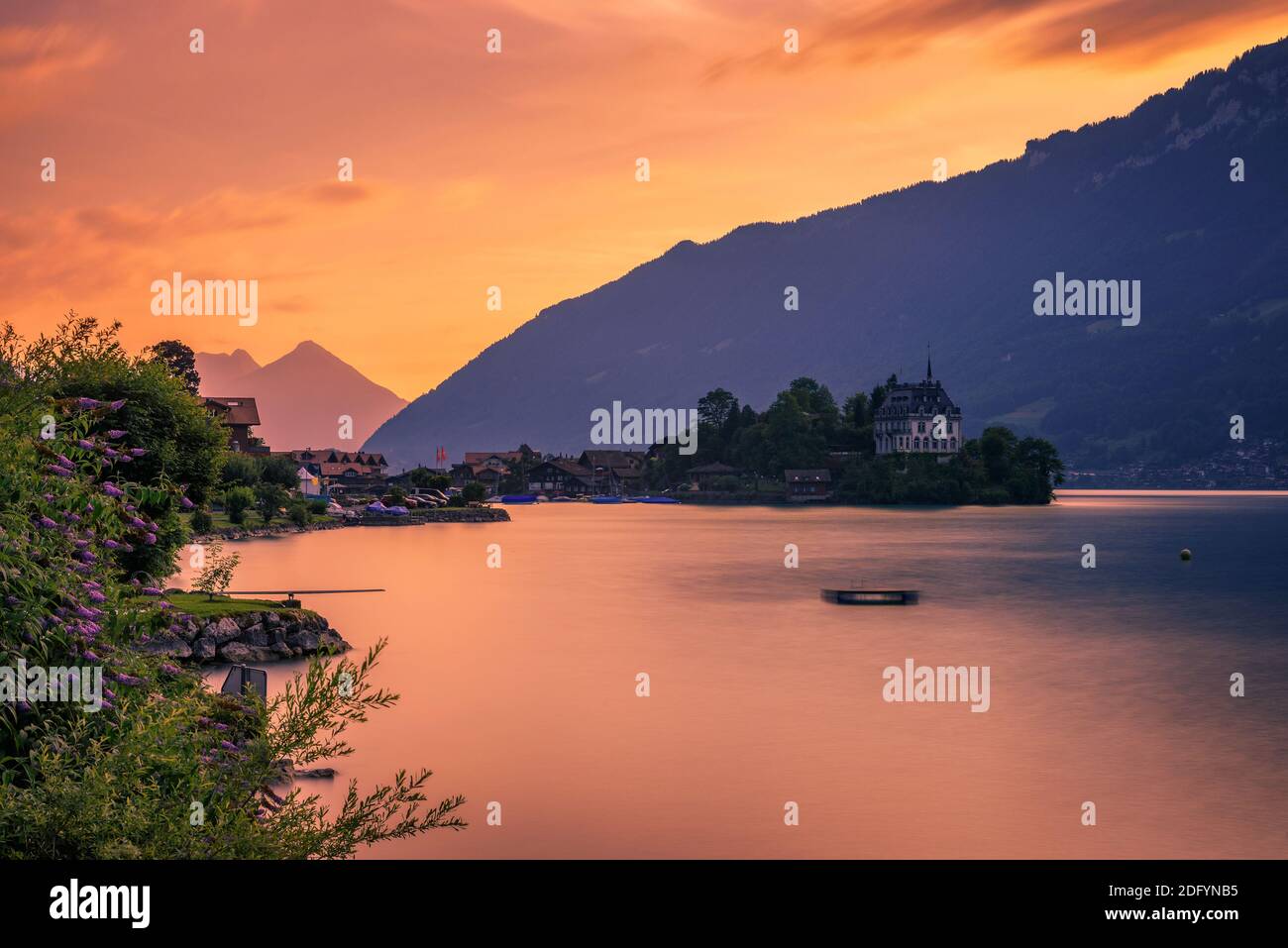 Il tramonto sopra Iseltwald penisola e ex castello in Svizzera Foto Stock