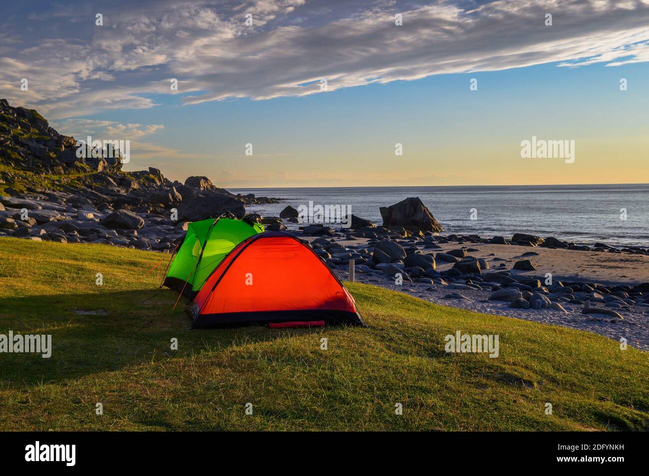 Campeggio al tramonto con tende sulla spiaggia di Utttakleiv nelle isole Lofoten, Norvegia Foto Stock