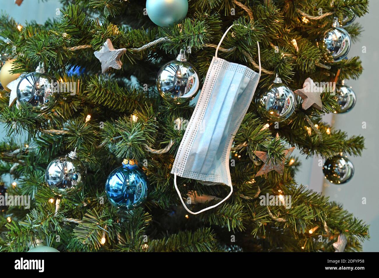 Monaco, Germania. 07 dicembre 2020. Maschera facciale, maschera appende sull'albero di Natale, Weihaftertsbaum, albero di Natale nella sede centrale della CSU a Muenchen il 7 dicembre 2020 | uso in tutto il mondo Credit: dpa/Alamy Live News Foto Stock