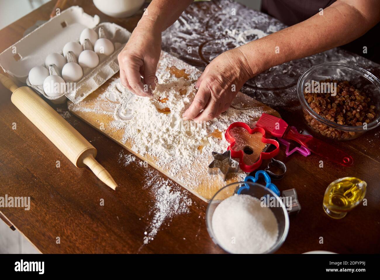 Mani di cuoco esperto che mescolano gli ingredienti dell'impasto Foto Stock