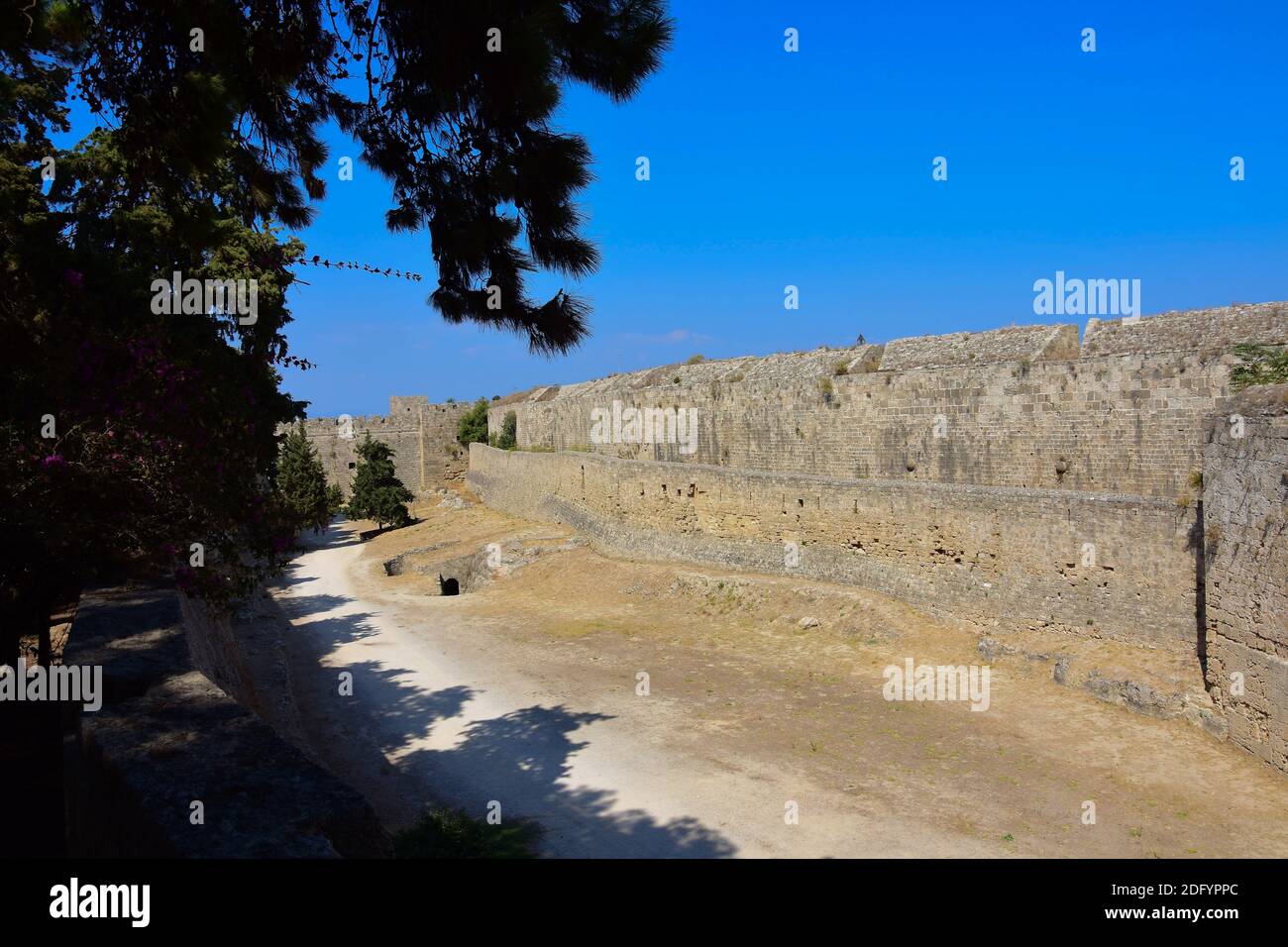 Vista sulle antiche mura della città vecchia di Rodi sull'isola greca di Rodi. Foto Stock