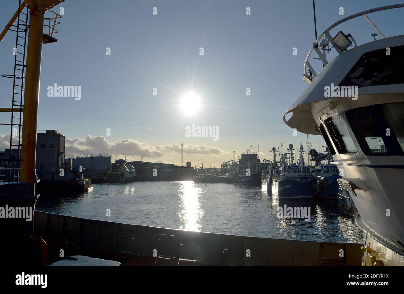 Tra le barche da pesca a Peterhead, Scozia. Brexit - alba o tramonto per il settore della pesca britannico. Foto Stock