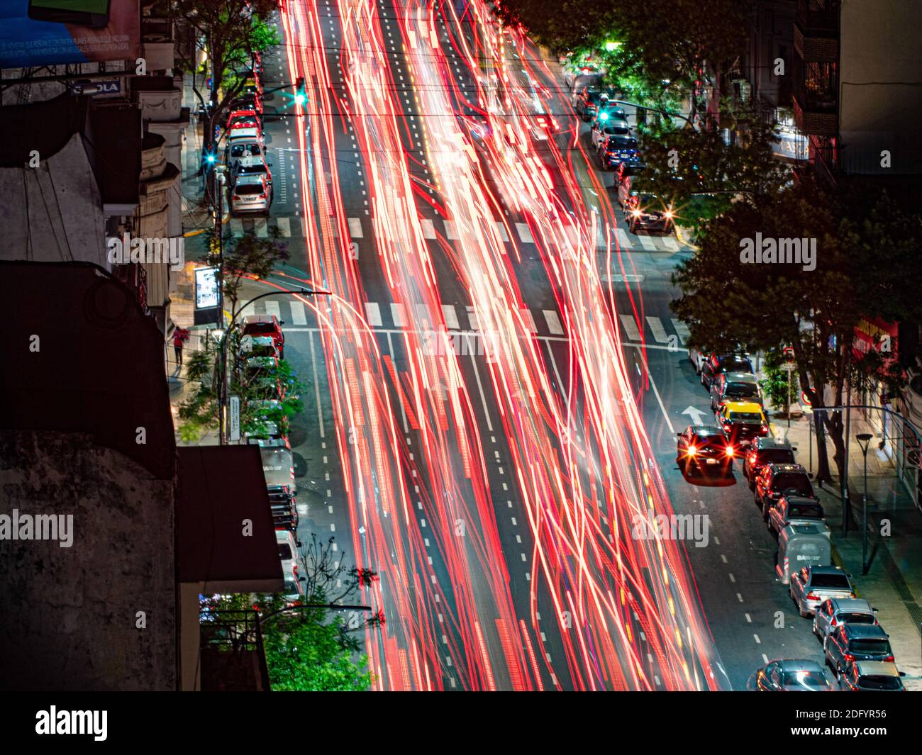 Un leggero sentiero di traffico attraverso il quartiere di Villa Crespo, Buenos Aires, Argentina. Foto Stock