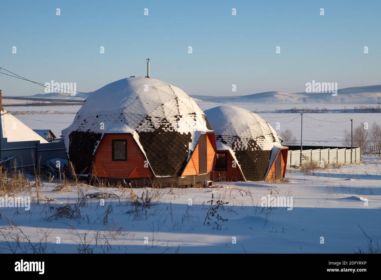 Logge rotonde per il riposo sulla riva del grande lago, nel villaggio di Parnaya del territorio di Krasnoyarsk, Russia. Foto Stock