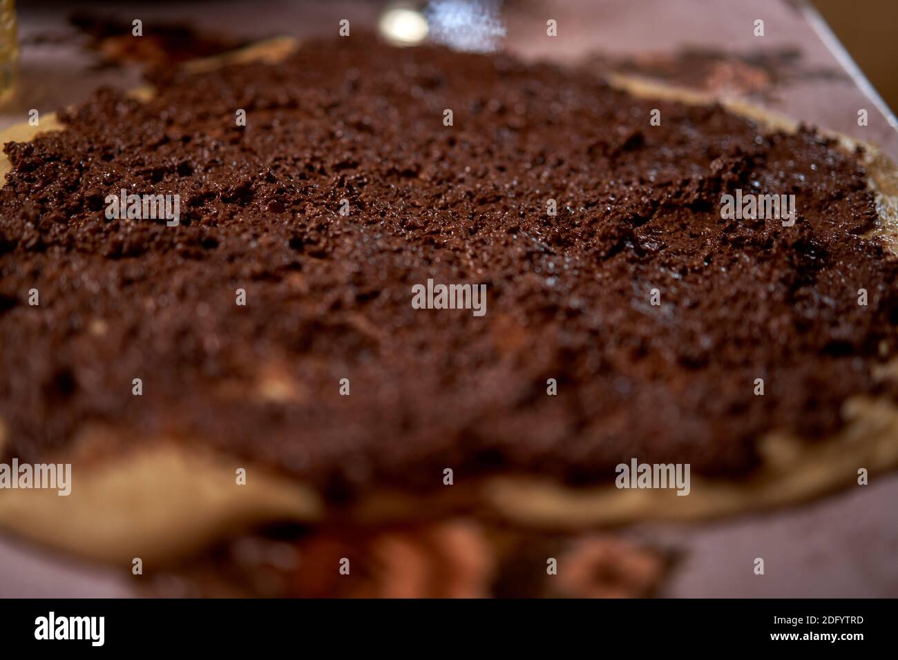 Torta di farcitura con miscela di cacao e noci macinate Foto Stock