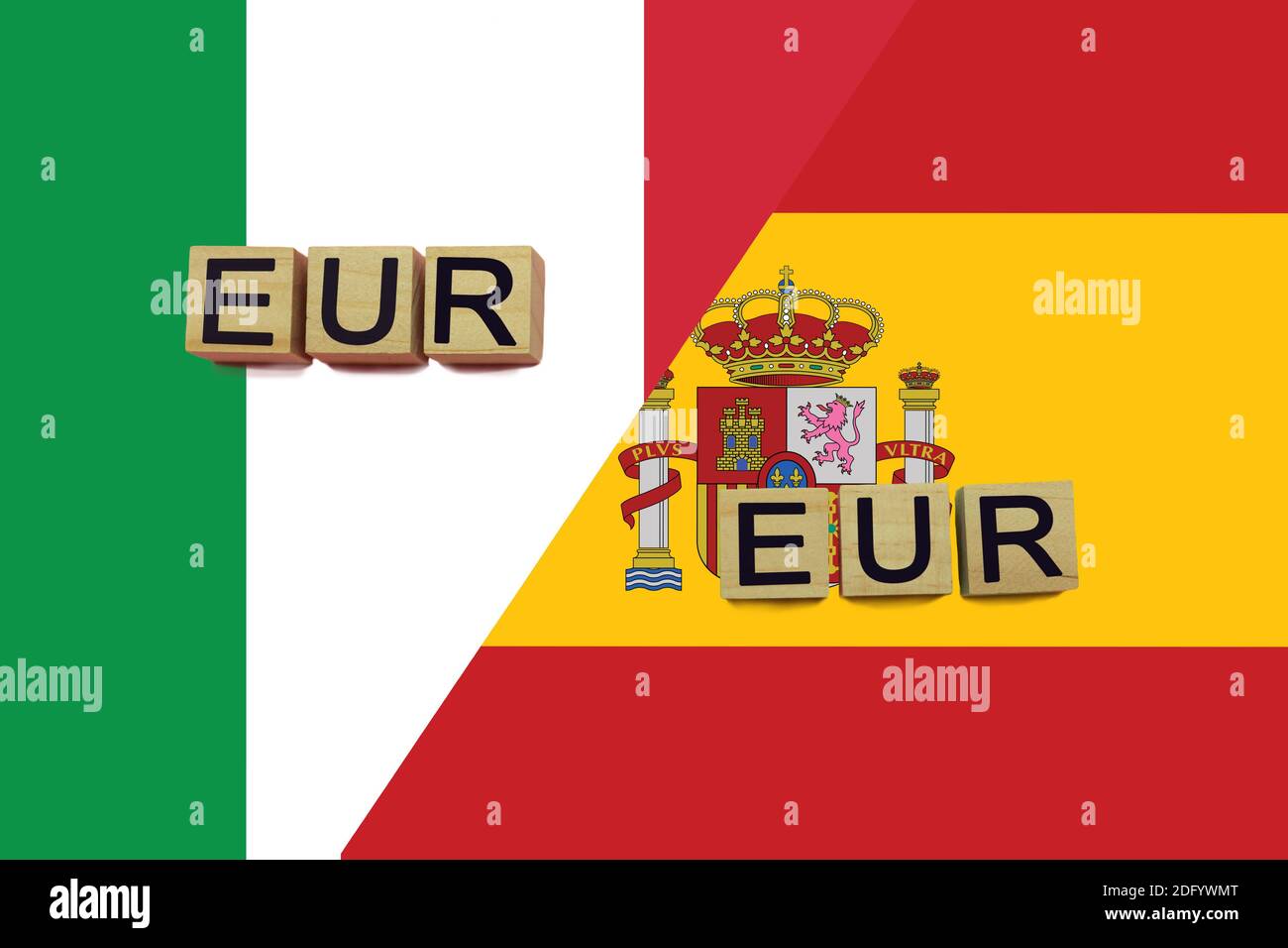 L'Italia e la Spagna codificano le valute in base alle bandiere nazionali. Concetto di trasferimento di denaro internazionale Foto Stock