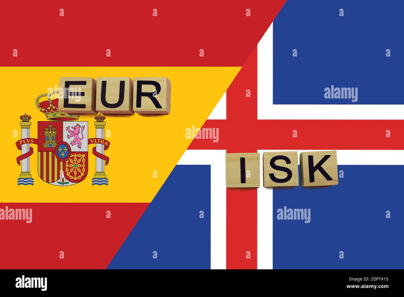 La Spagna e l'Islanda codificano le valute in base alle bandiere nazionali. Concetto di trasferimento di denaro internazionale Foto Stock
