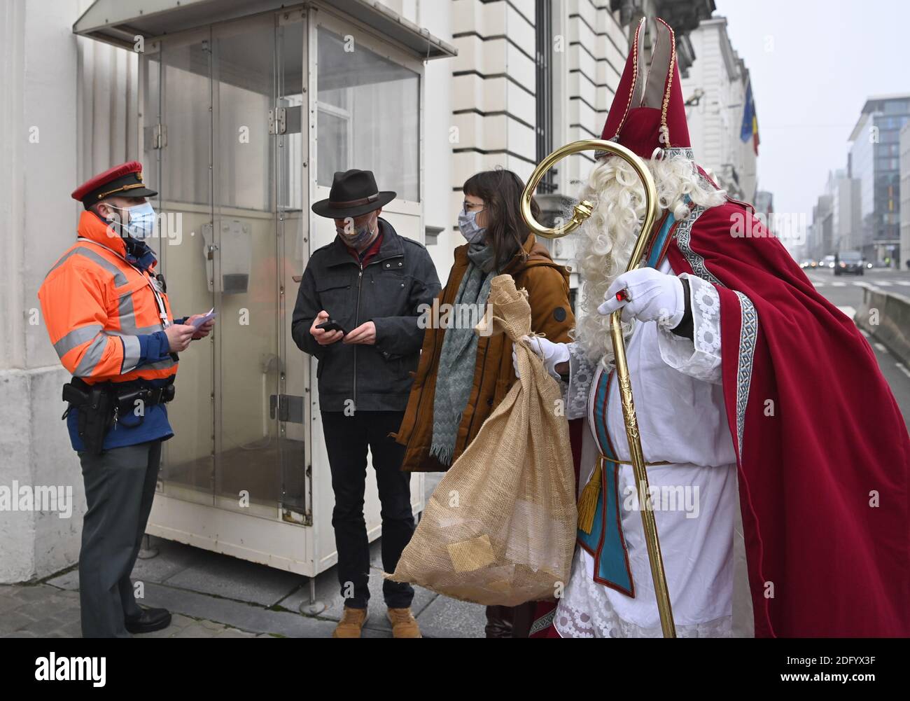 Saint-Nicolas - Sinterklaas arriva per una visita della Coalizione del clima, composta da varie organizzazioni ambientaliste, al primo Ministro, Mo Foto Stock