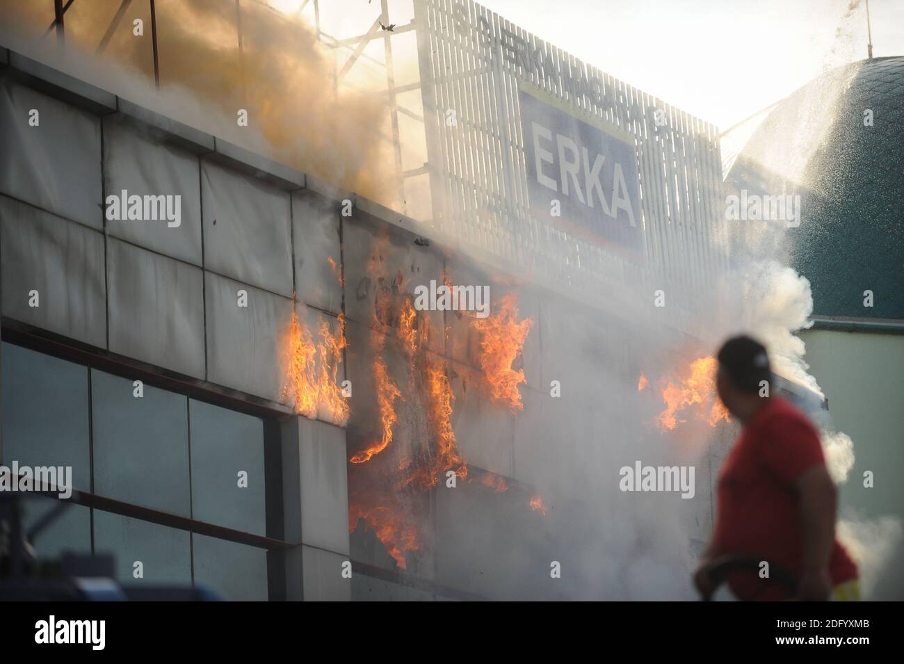 Bucarest, Romania - 7 luglio 2012: I vigili del fuoco cercano di spegnere le fiamme che hanno ingollato un edificio. Foto Stock