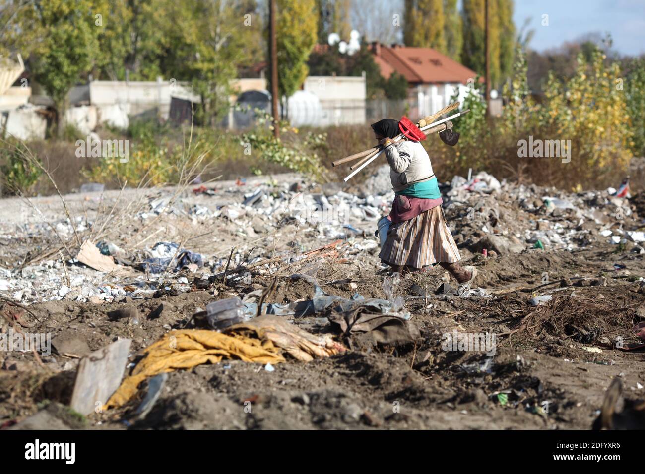 Bucarest, Romania - 15 novembre 2013: I poveri imballano e trasportano i loro effetti personali dopo essere stati sfrattati dalla polizia dai loro rifugi improvvisati. Foto Stock