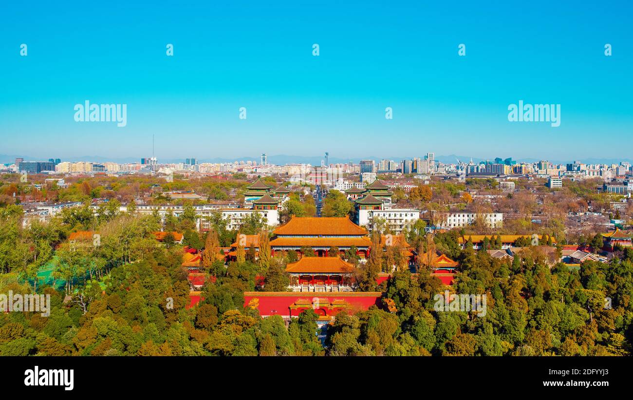 Incredibile vista della città di Pechino dalla piattaforma di osservazione nel Parco di Jingshan. Asia, Cina. Giorno di sole, cielo blu chiaro. Vista panoramica. Foto Stock