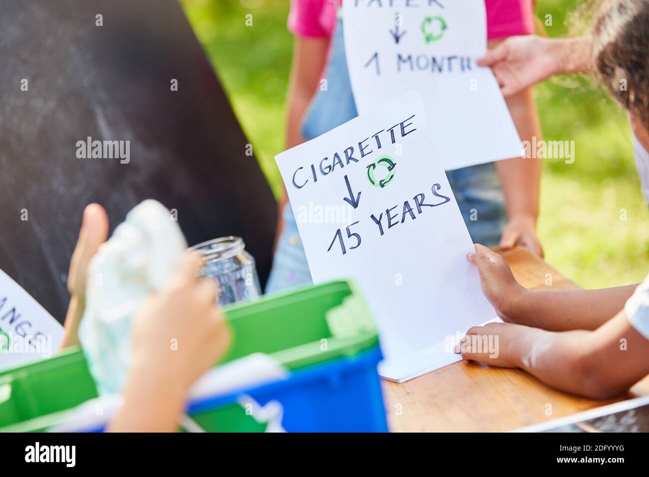 I bambini nel campo di vacanza ecologico imparare a riciclare e. inquinamento ambientale Foto Stock