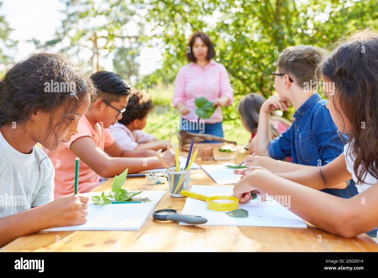 I bambini fanno artigianato e disegnano piante in classe artistica creativa al campo estivo Foto Stock