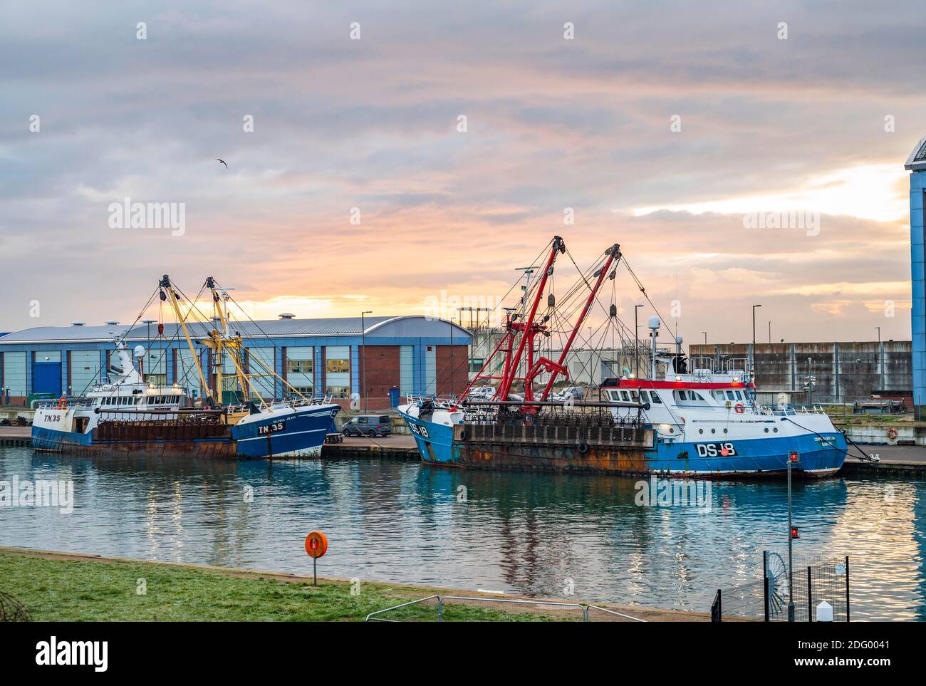 Brighton UK 7 dicembre 2020 - i pescherecci a strascico scaloppiano ormeggiati oggi al porto di Shoreham, vicino a Brighton, mentre i colloqui sulla Brexit proseguono tra il governo britannico e l'UE, con i diritti di pesca che sono uno dei principali ostacoli ad un accordo: Credit Simon Dack / Alamy Live News Foto Stock