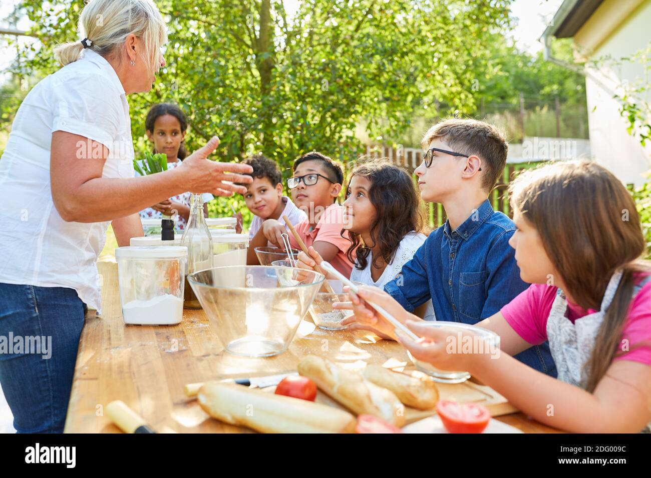 I bambini imparano a cucinare insieme in modo sano nel campo estivo lezione di cucina Foto Stock
