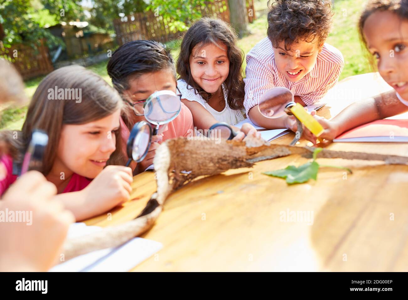 I bambini con lente di ingrandimento Foto stock - Alamy