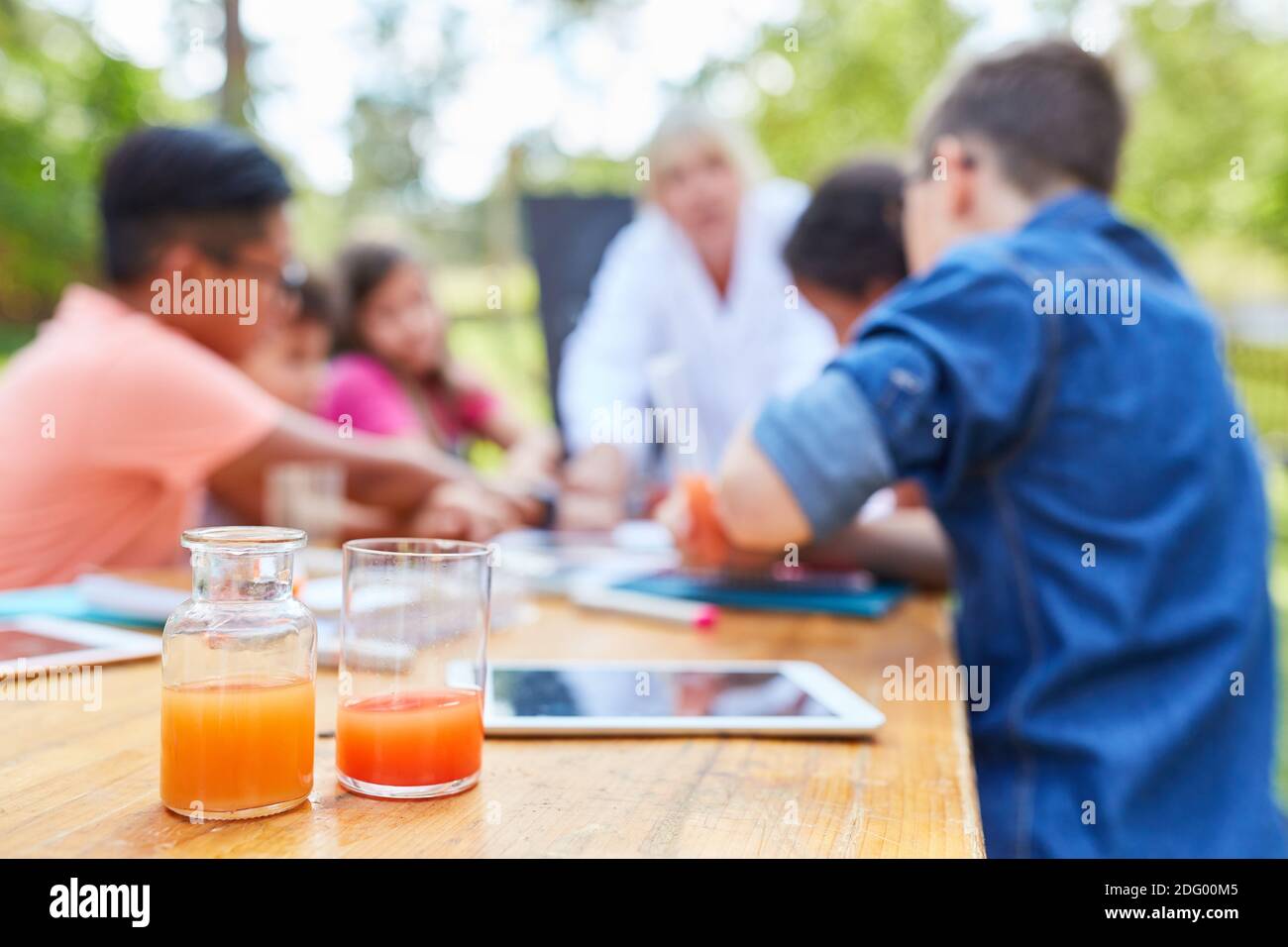 Insegnanti e bambini in chimica lezioni di insegnamento nel campo estivo corso di vacanza Foto Stock