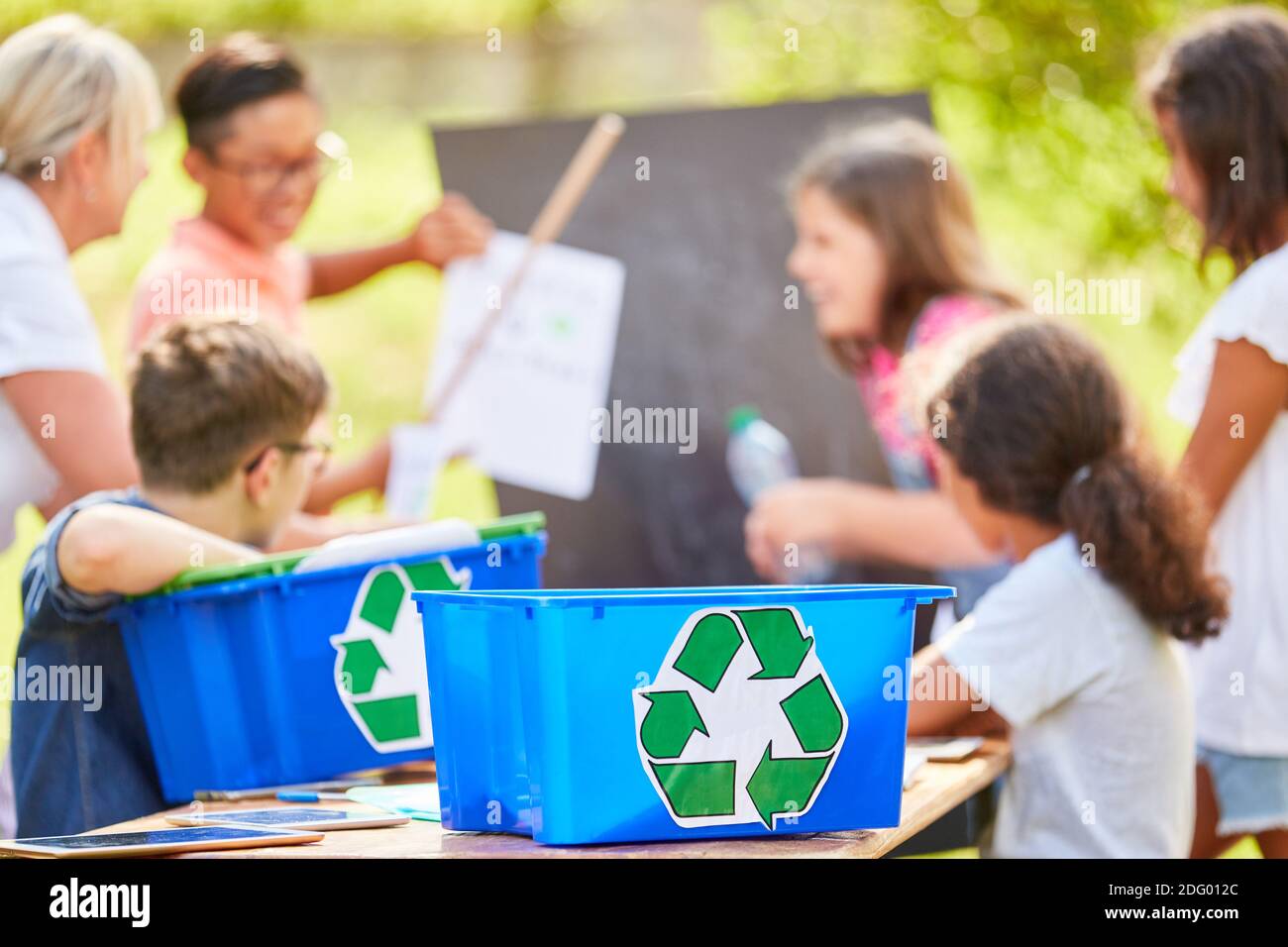 I bambini imparano la protezione ambientale e il riciclaggio a scuola durante la sostenibilità progetto in estate Foto Stock
