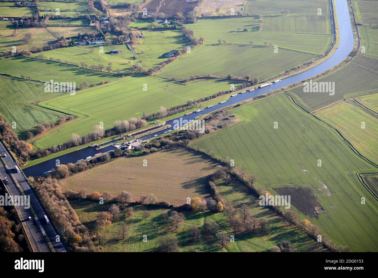 L'Aire e il Calder Wide Canal, sparati dall'aria, a Whitley, ad est di Pontefract, North Yorkshire, Inghilterra settentrionale, Regno Unito, adiacente all'autostrada M62 Foto Stock