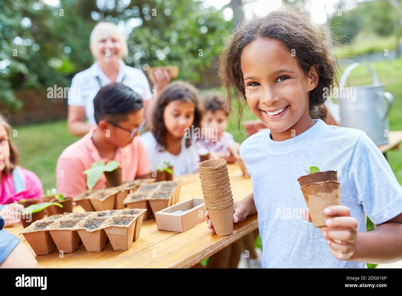 I bambini imparano a seminare e a propagare le piante nel vivaio o al campo di vacanza Foto Stock