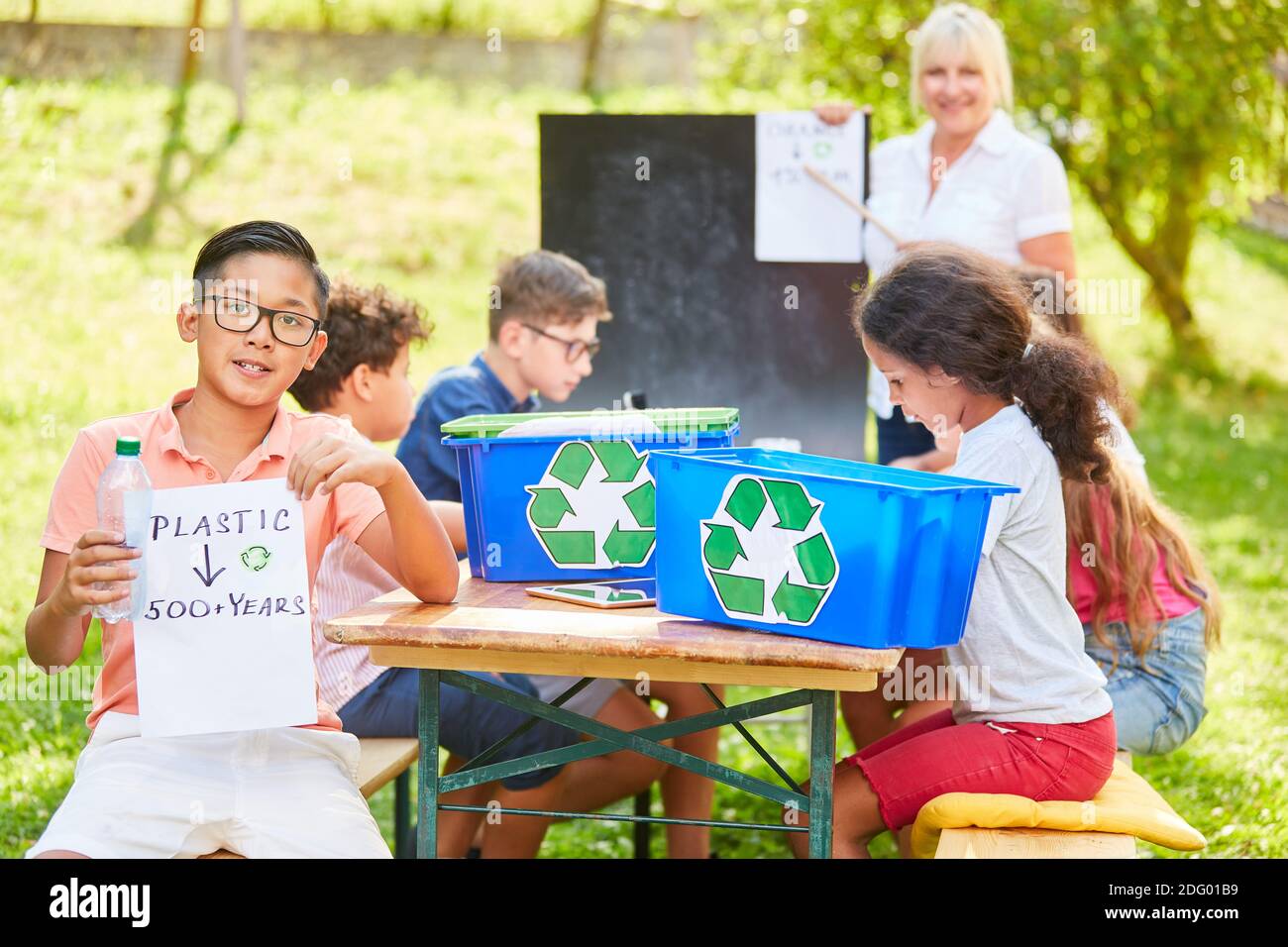I bambini di gruppo imparano la protezione ambientale e il riciclaggio nell'ambiente scuola estiva Foto Stock