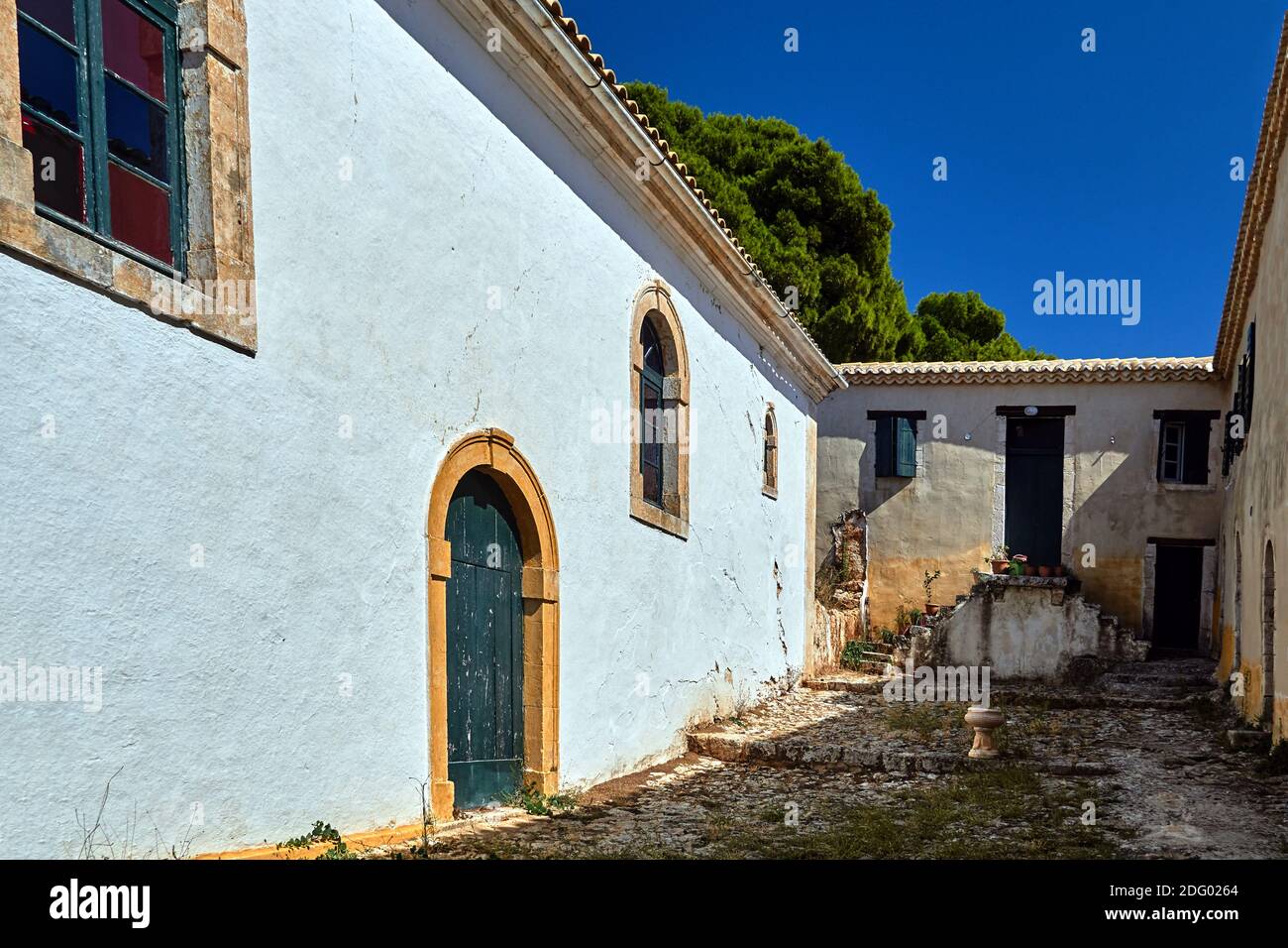Cortile di San Niccolò Monastero George Kremnon sull'isola di Zante in Grecia Foto Stock