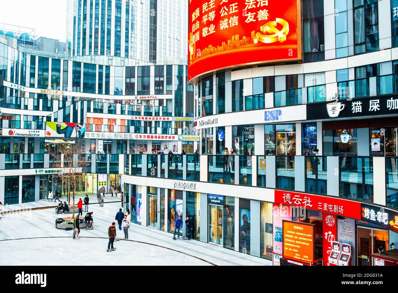 Sanlitun Soho è una strada popolare a Pechino, nel distretto di Chaoyang. Stile di vita cittadino e scene di strada. La vita quotidiana a Pechino. Foto Stock