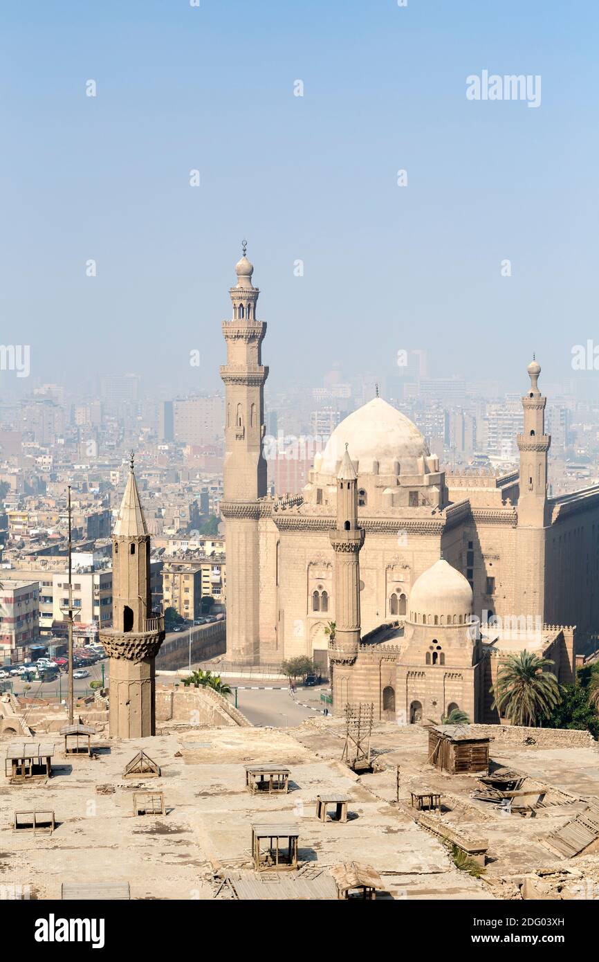 Le guglie della moschea sultana Hassan e madrassa, il Cairo, Egitto Foto Stock