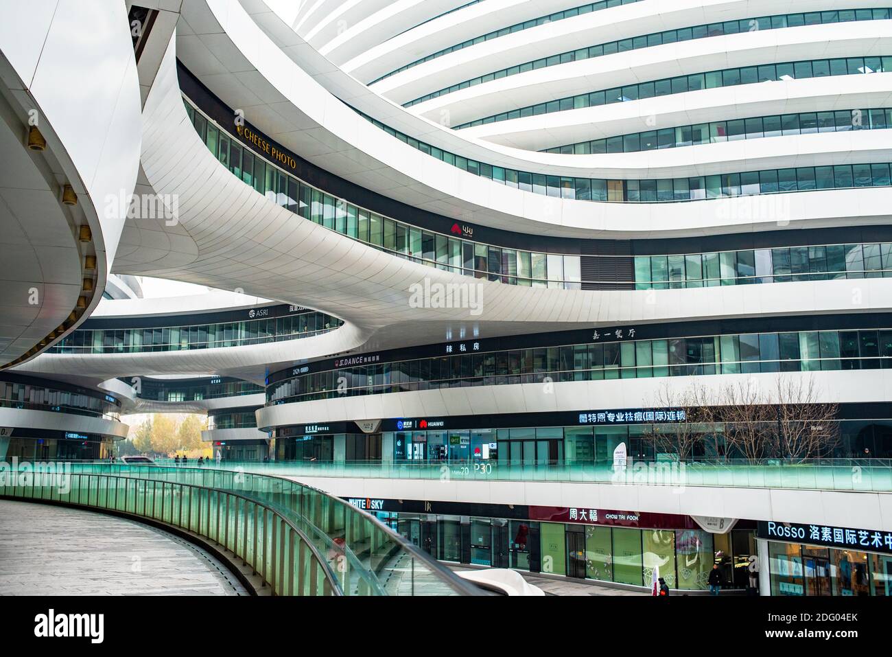 Cina, Pechino, Distretto di Dongcheng: Edificio Galaxy Soho progettato dall'architetto Zaha Hadid. Foto Stock
