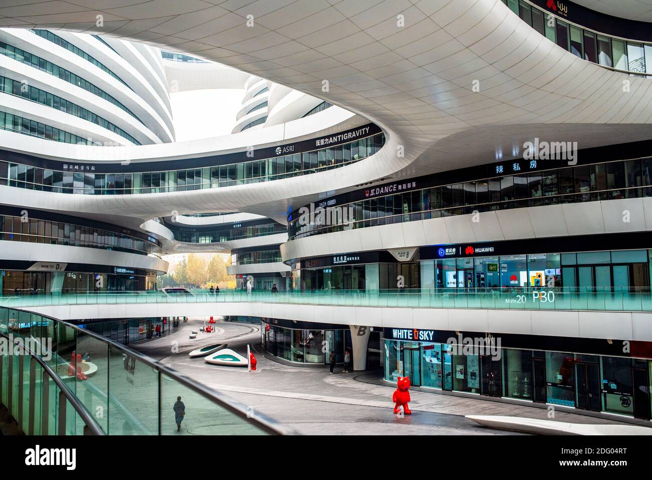 Cina, Pechino, Distretto di Dongcheng: Edificio Galaxy Soho progettato dall'architetto Zaha Hadid. Foto Stock