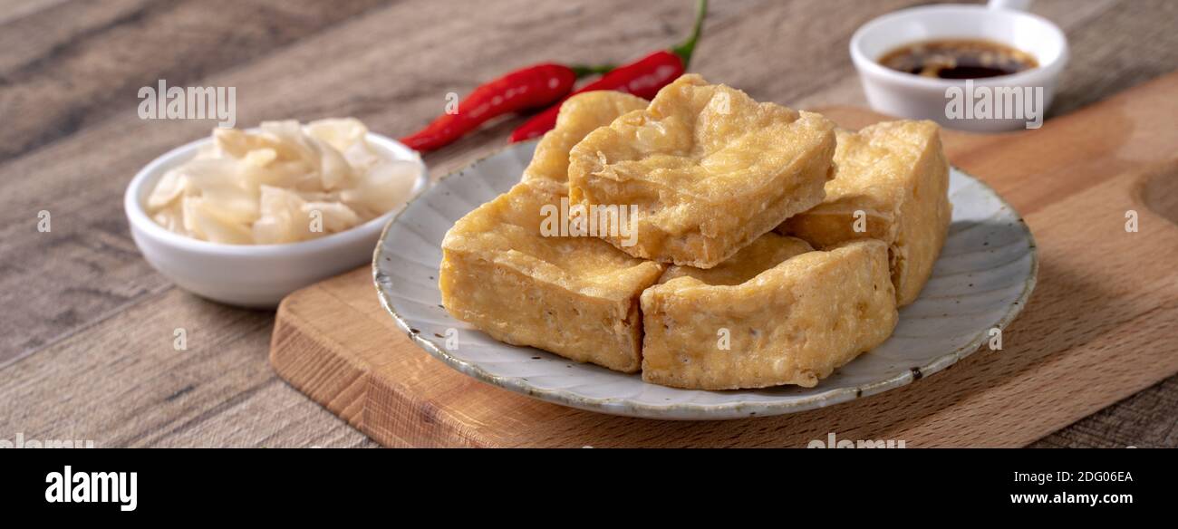 Tofu spinoso fritto, cagliata di fagioli fermentati con verdure di cavolo sottaceto, famoso e delizioso cibo di strada a Taiwan. Foto Stock