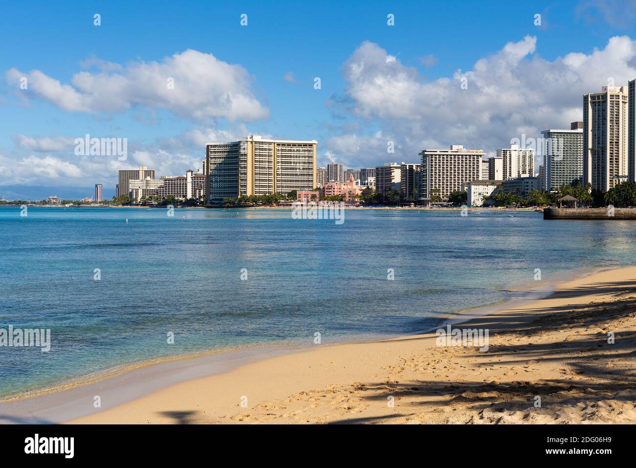 Hotel ed edifici di Waikiki oltre la spiaggia, Oahu, Hawaii Foto Stock