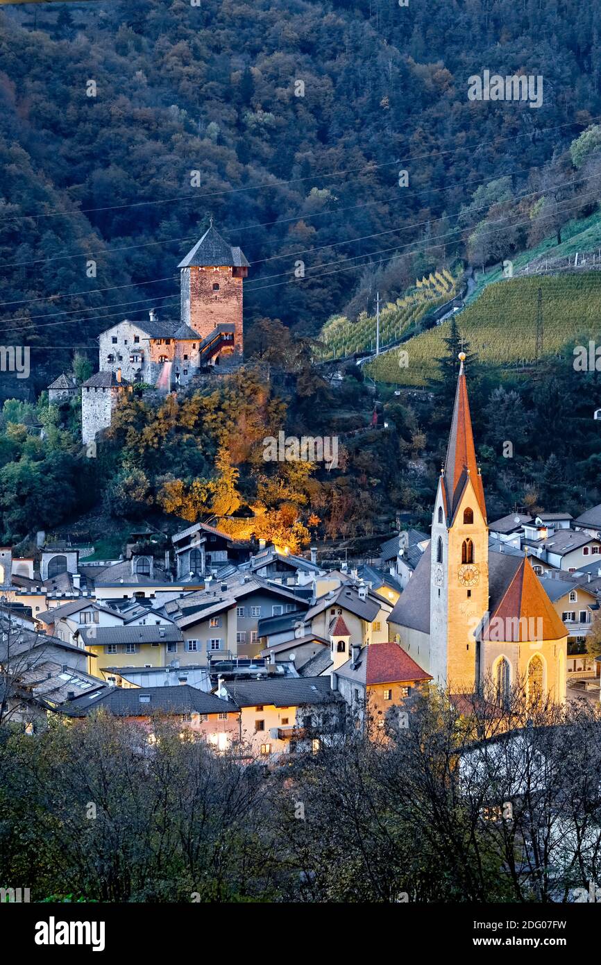 Il villaggio di chiusa e il castello di Branzoll in autunno. Valle dell'Isarco, provincia di Bolzano, Trentino Alto Adige, Italia, Europa. Foto Stock