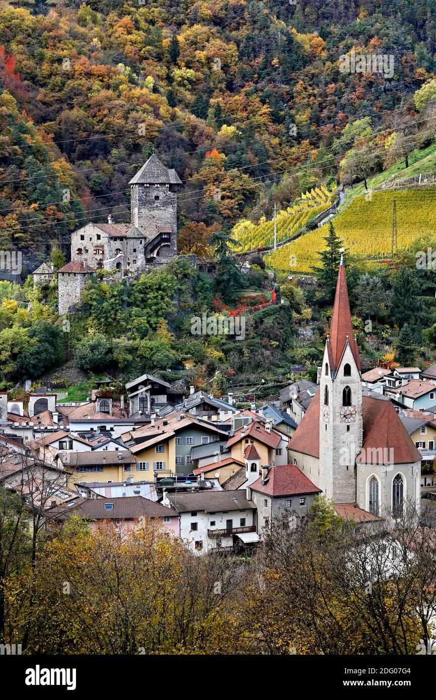 Il villaggio di chiusa e il castello di Branzoll in autunno. Valle dell'Isarco, provincia di Bolzano, Trentino Alto Adige, Italia, Europa. Foto Stock