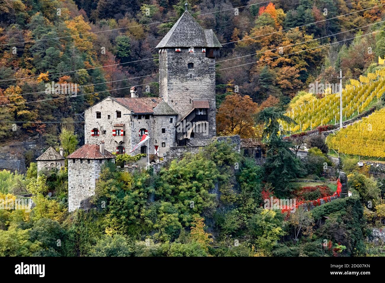 Il Castello di Branzoll è un edificio fortificato del XIII secolo a chiusa. Valle dell'Isarco, provincia di Bolzano, Trentino Alto Adige, Italia, Europa. Foto Stock