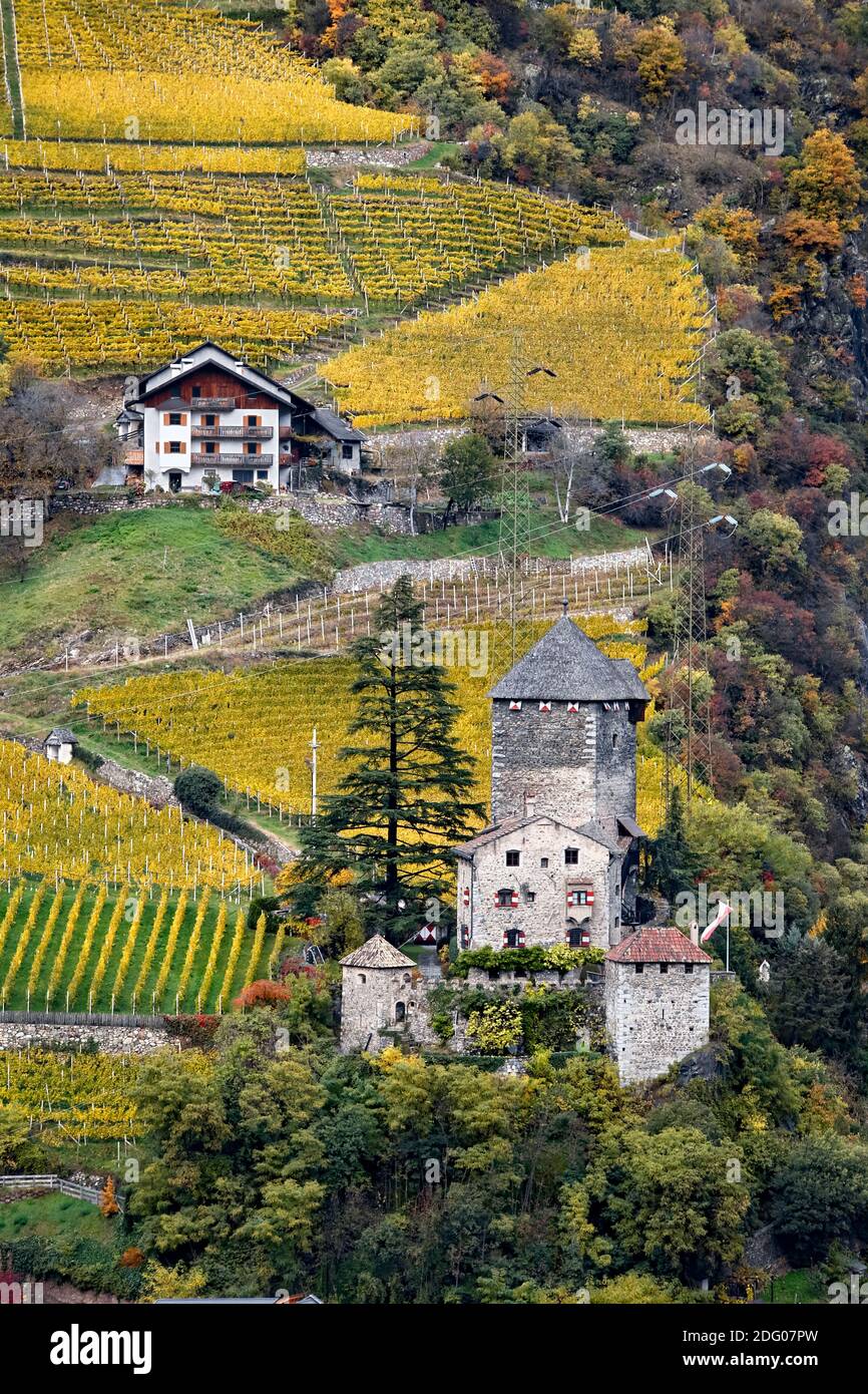 Il Castello di Branzoll è un edificio fortificato del XIII secolo a chiusa. Valle dell'Isarco, provincia di Bolzano, Trentino Alto Adige, Italia, Europa. Foto Stock