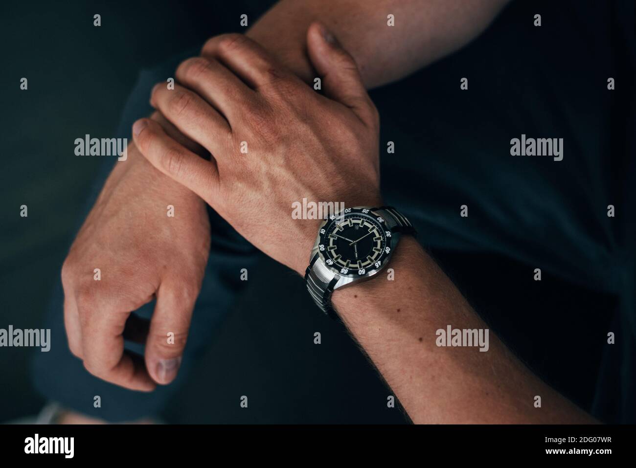 le mani degli uomini con un orologio brutale Foto Stock