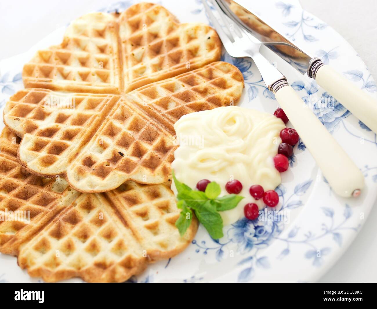 Waffle belgi con panna montata Foto Stock
