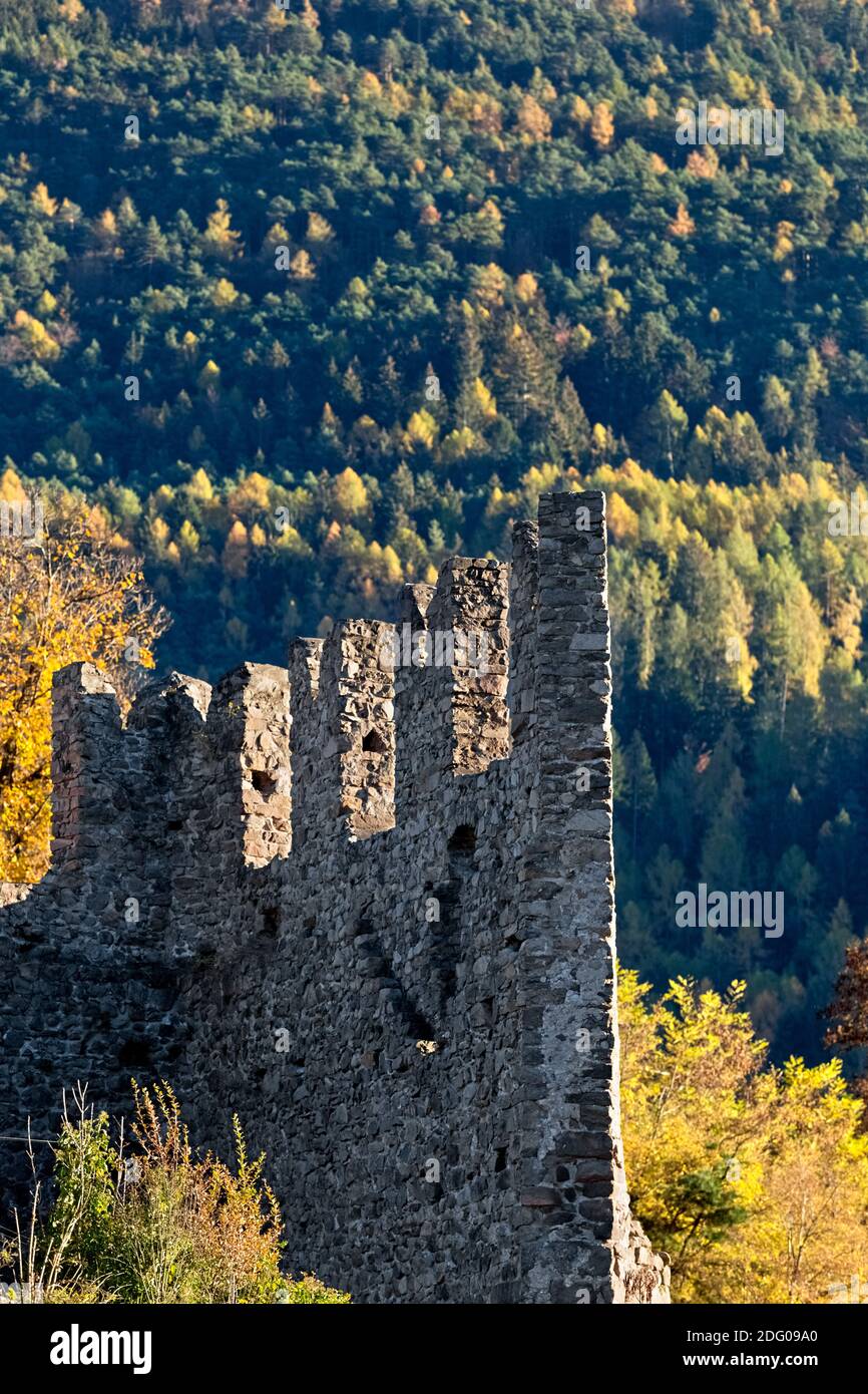 Rovine di una torre del castello medievale di Segonzano. Val di Cembra, provincia di Trento, Trentino Alto Adige, Italia, Europa. Foto Stock