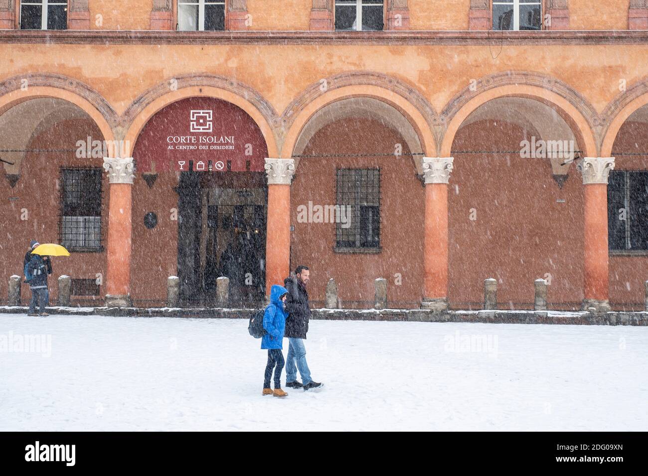 La neve cade in Piazza di Santo Stefano, Bologna, Italia. Foto Stock