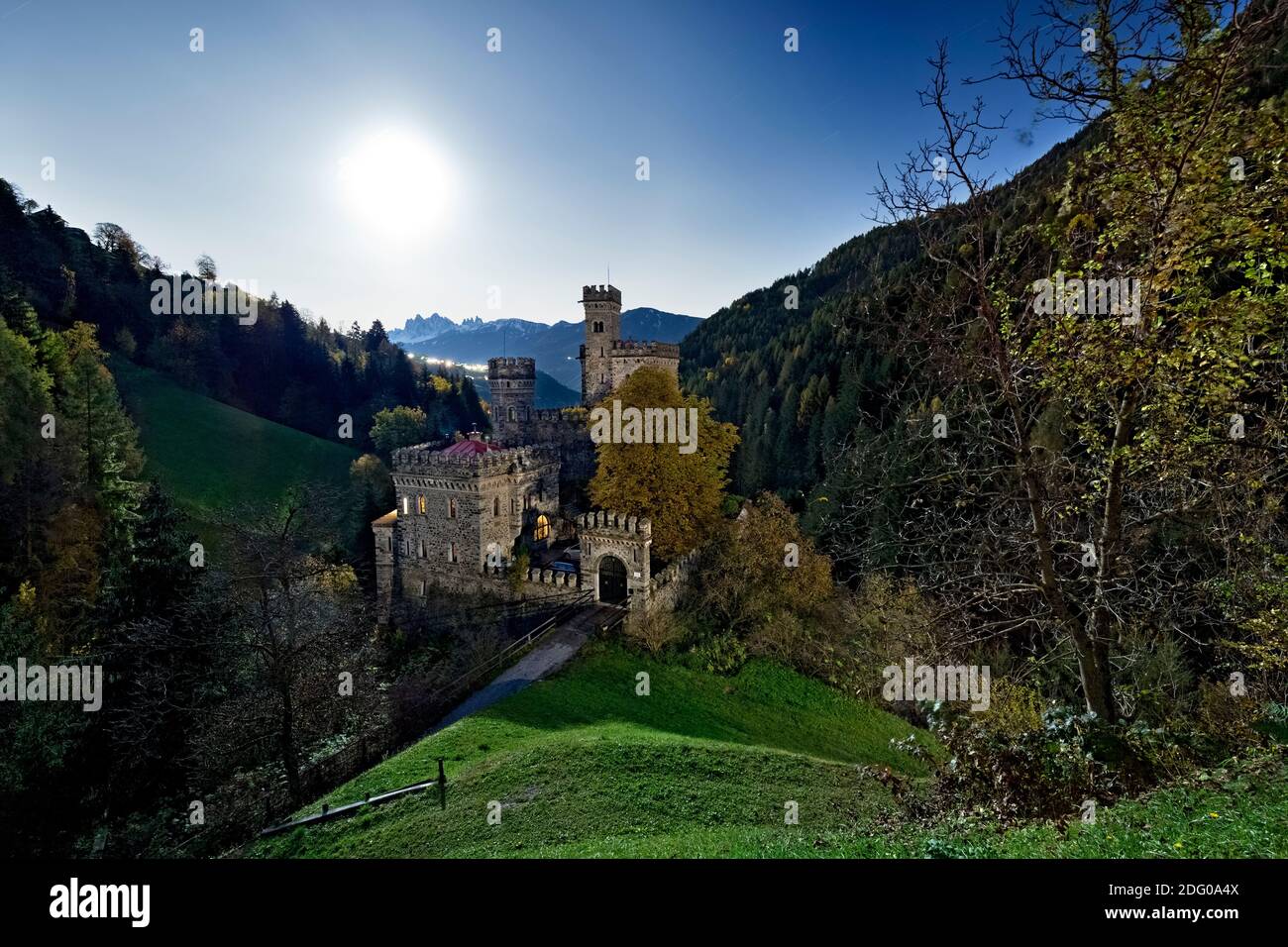Il castello di Gernstein in una notte di luna piena. Costruito nel Medioevo, è stato restaurato nel 19 ° secolo in stile neo-gotico. Alto Adige, Italia. Foto Stock
