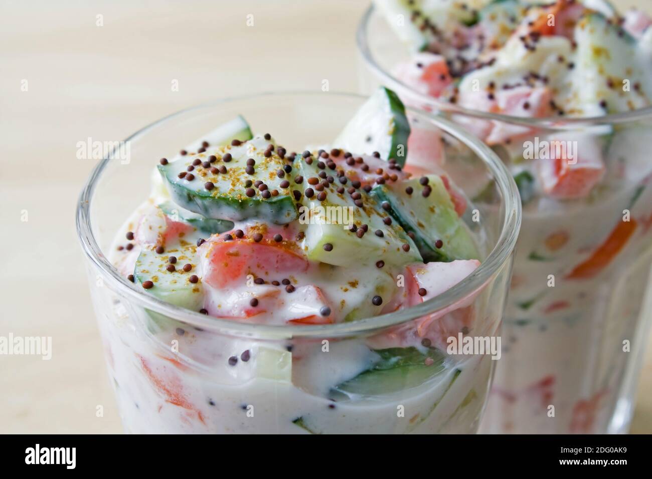 Tomaten Gurken Joghurt - raita di cetrioli di pomodori Foto Stock
