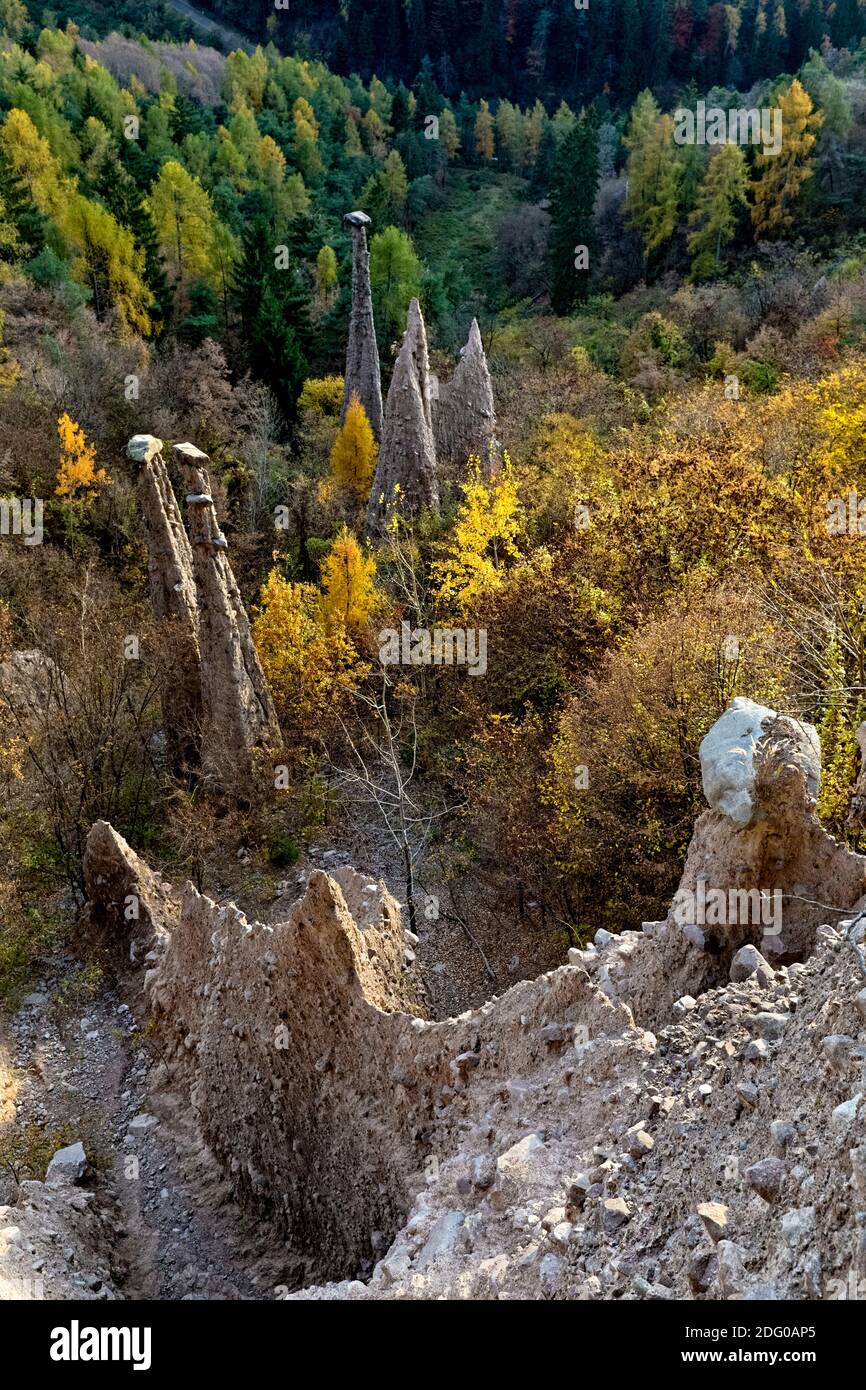 Le piramidi di terra di Segonzano in autunno. Val di Cembra, provincia di Trento, Trentino Alto Adige, Italia, Europa. Foto Stock