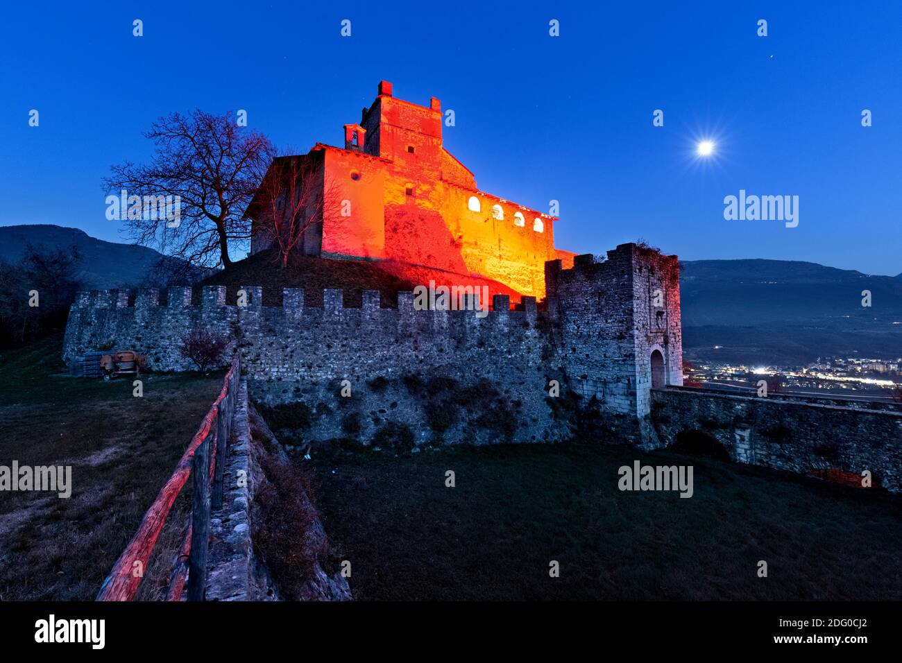 Notte di luna piena al castello di Noarna. Nel XVII secolo fu teatro di un famoso processo di strega. Nogaredo, Trentino Alto Adige, Italia. Foto Stock