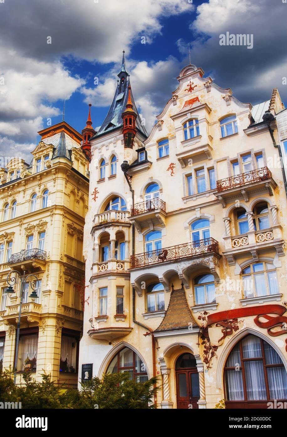 Facciate di edifici a Karlovy Vary Repubblica Ceca Foto Stock