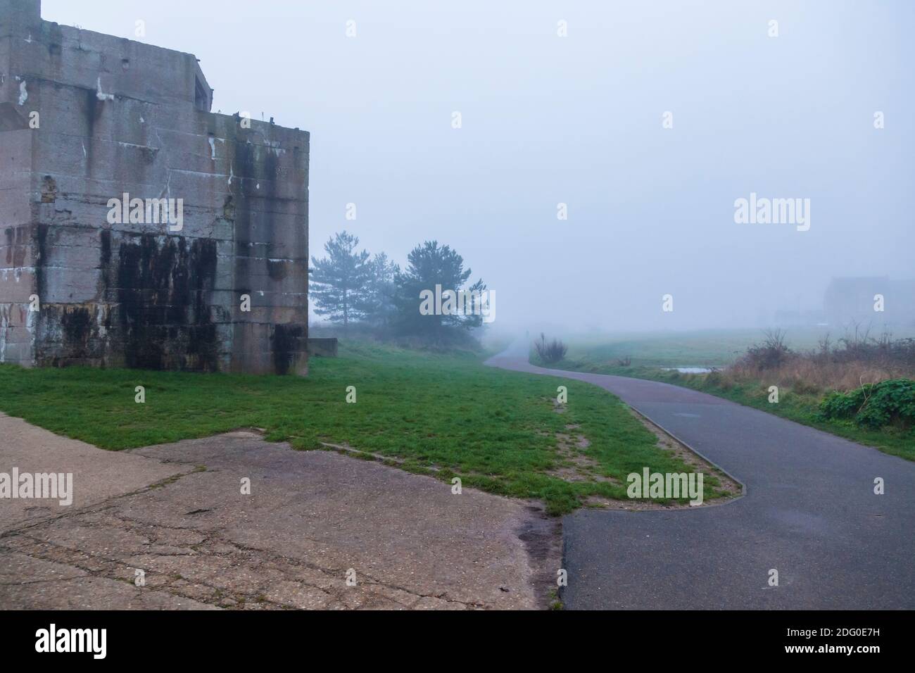 Batteria Quick Fire della seconda Guerra Mondiale al Gunner Park, Shoeburyness su un freddo e Foggy al mattino di dicembre Foto Stock