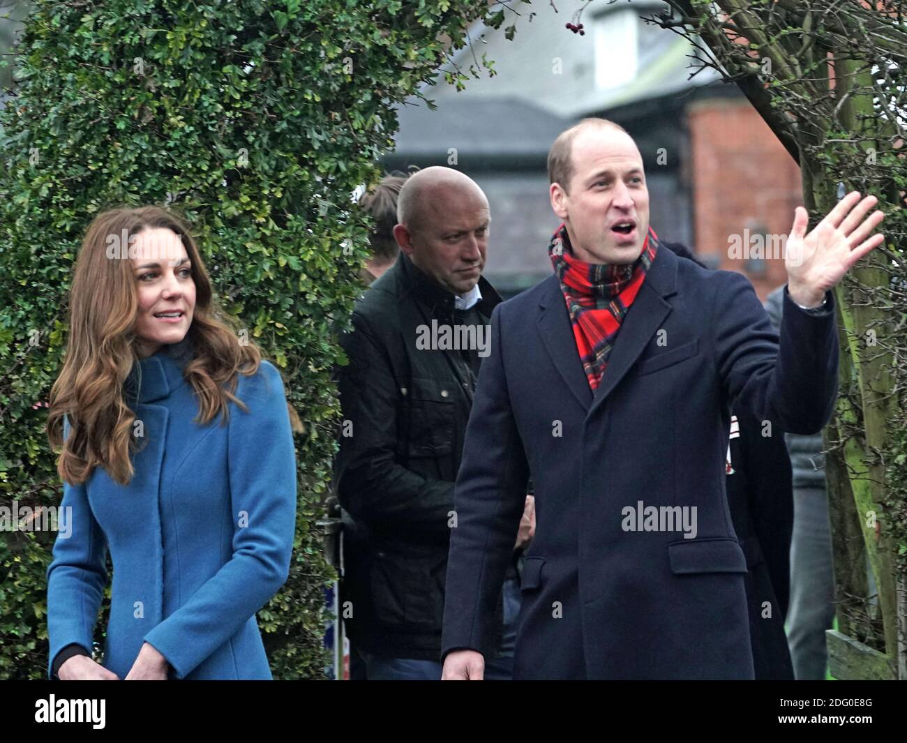 Il Duca e la Duchessa di Cambridge lasciano la chiesa della Santissima Trinità d'Inghilterra prima scuola a Berwick su Tweed il secondo giorno di un tour di tre giorni attraverso il paese. Foto Stock