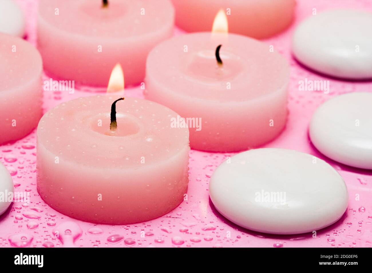 Essenziale per il benessere, candele e ciottoli Foto Stock