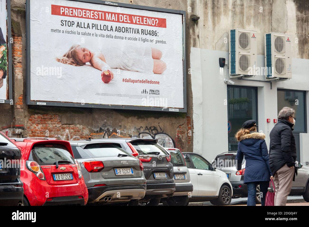 Milano, Italia. 07 dicembre 2020. Milano, in via Vigoni all'angolo di via Mercalli, è comparso un cartellone contro la fine della gravidanza e la pillola Ru 486 dell'associazione Pro vita e Famiglia solo utilizzo Editoriale Credit: Independent Photo Agency/Alamy Live News Foto Stock